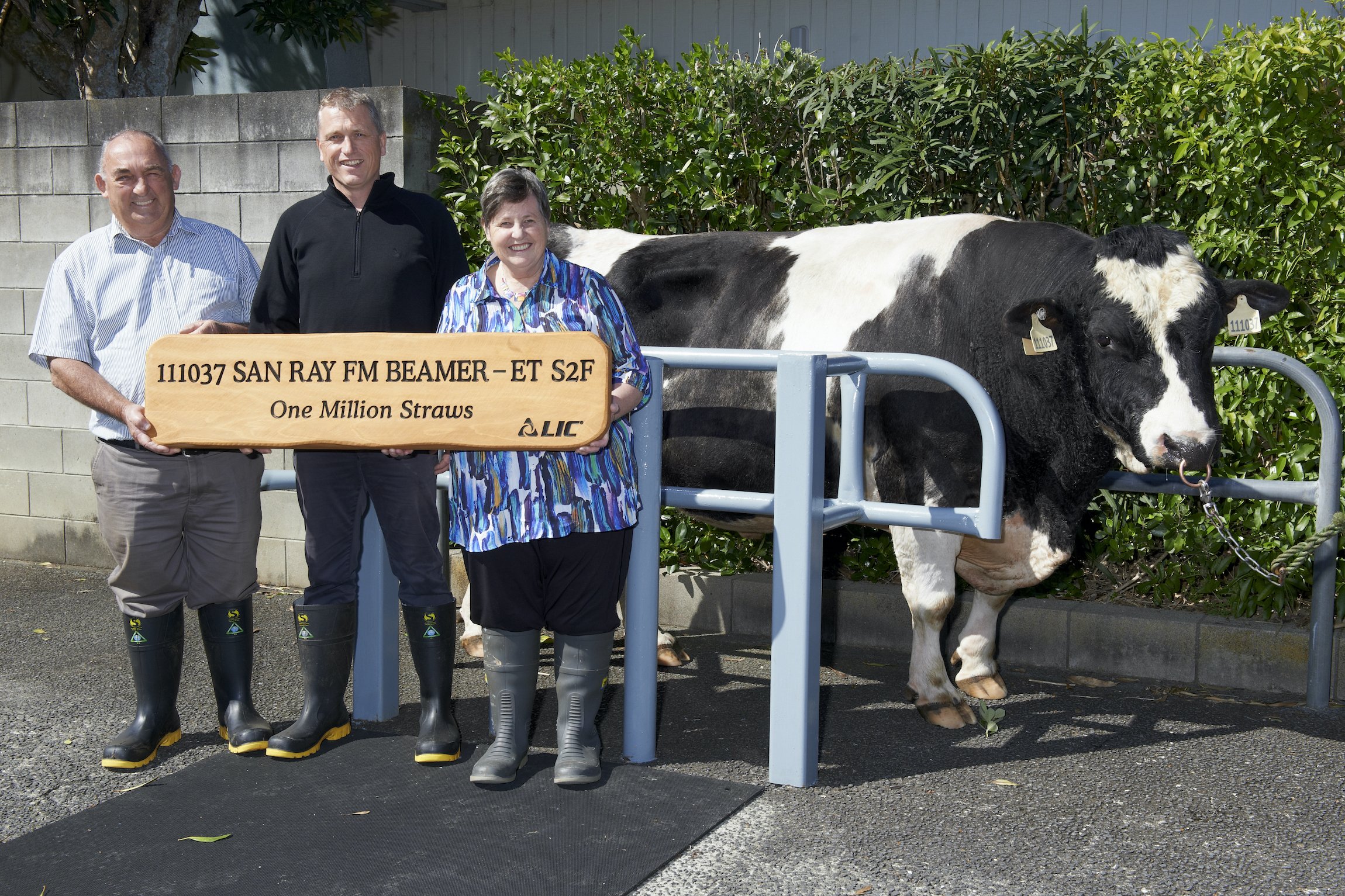 Ray and Sandra Hocking with Simon Worth (centre)  from LIC with Beamer.
